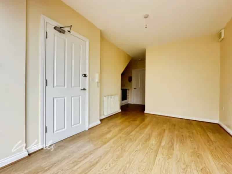 1 Bedroom Ground Floor Apartment Near Town Centre