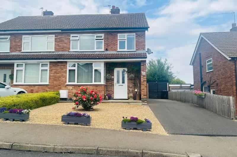 3 Bed Semi-Detached House Stamford Garage Parking Enclosed Garden