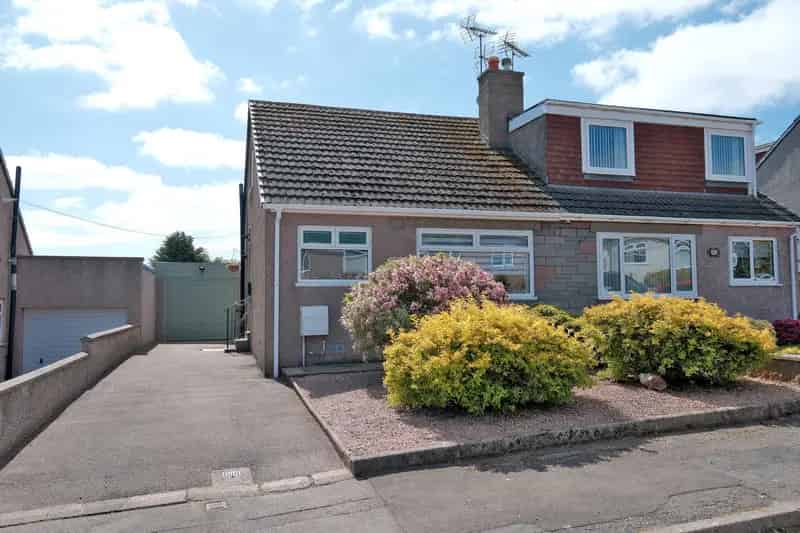 Semi Detached Bungalow with Garage and Secluded Garden