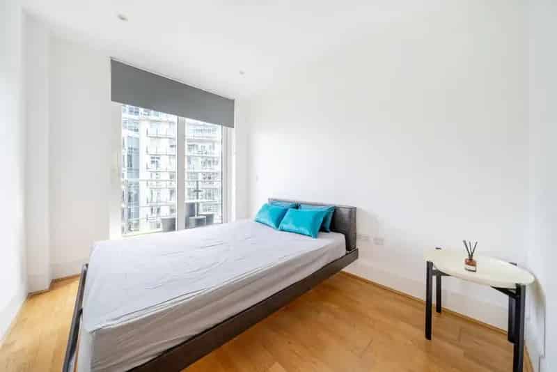 2 Bedroom River View Apartment Battersea Reach Clapham Junction
