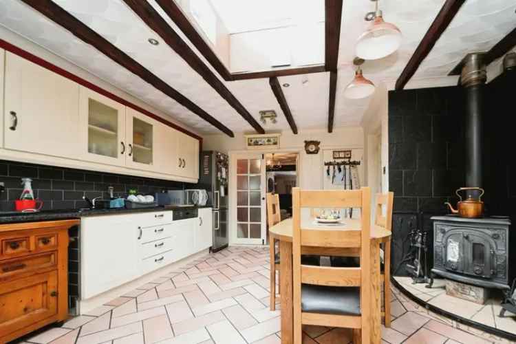 Spacious 3-Bed Semi-Detached House in South Wootton