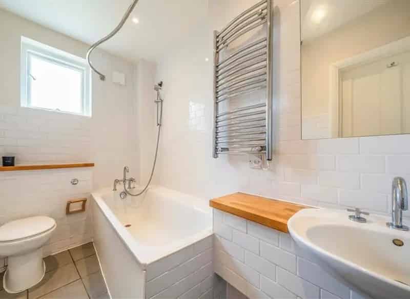 Spacious Apartment near Clapham Common Chain Free Share of Freehold