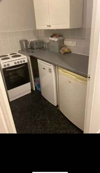 Flat For Rent in Cheltenham, England