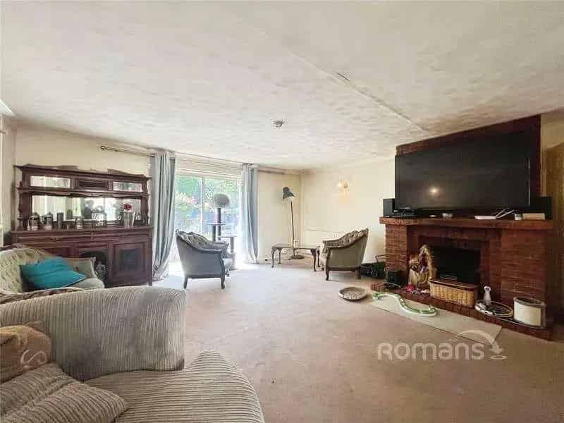 3 Bed Detached Bungalow Near Farnham Park
