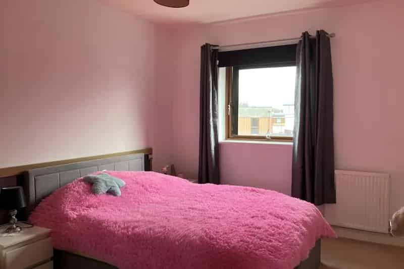 Two Bedroom Apartment Near Town Centre and Station