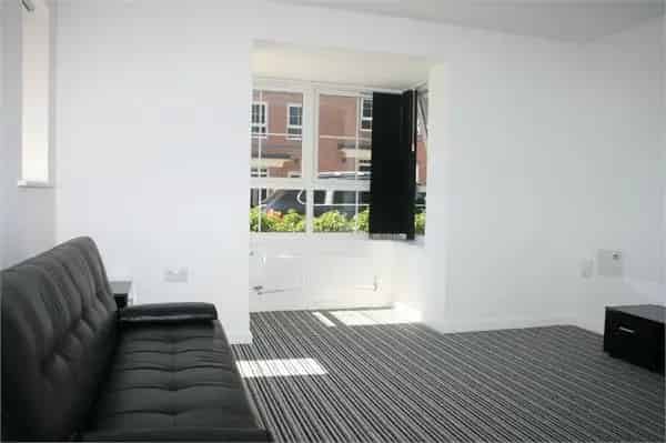 2 Bedroom Apartment Near City Centre Parking Available