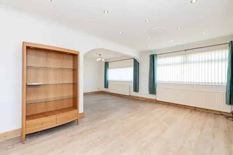 Spacious 3-Bedroom Detached Bungalow in Lochside