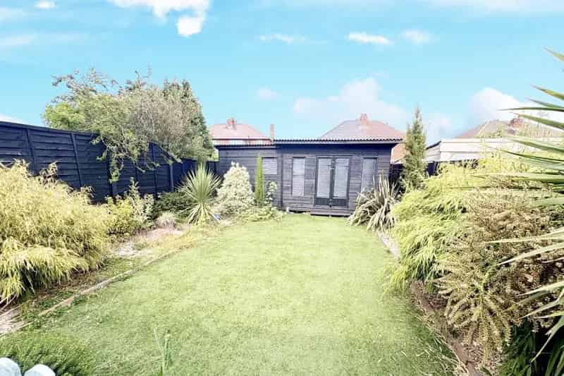 2 Bedroom House in Wheatley Hills - Modern Kitchen & Garden
