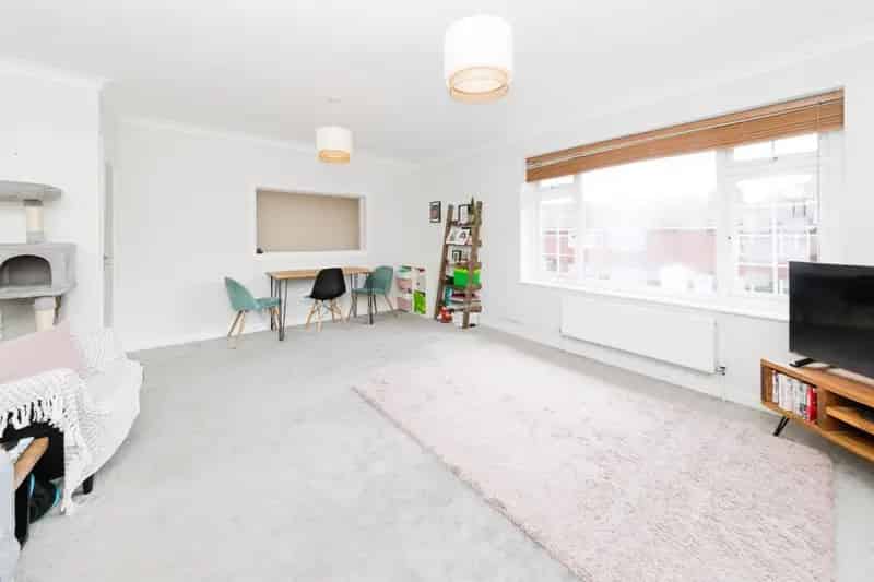 Spacious 2-Bedroom Flat Near Amenities