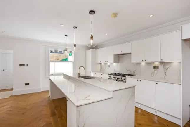 Spacious 4-Floor Terraced House with Garden Office