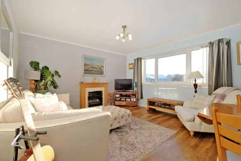 2 Bed West End Flat Private Parking Modern Kitchen