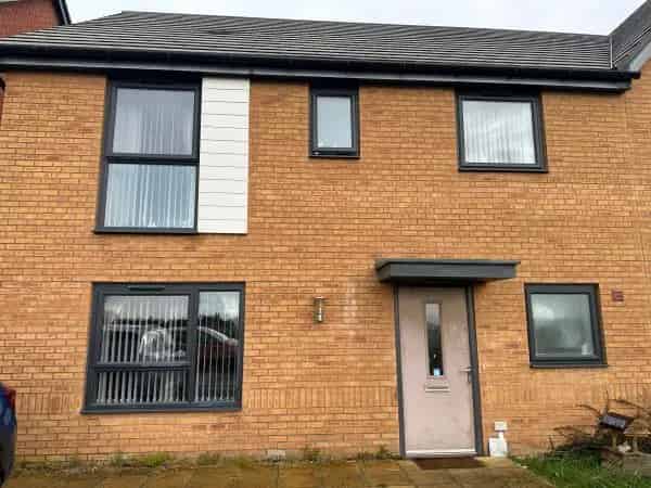 Large 4 Bedroom Adaptable House with Garden and Parking