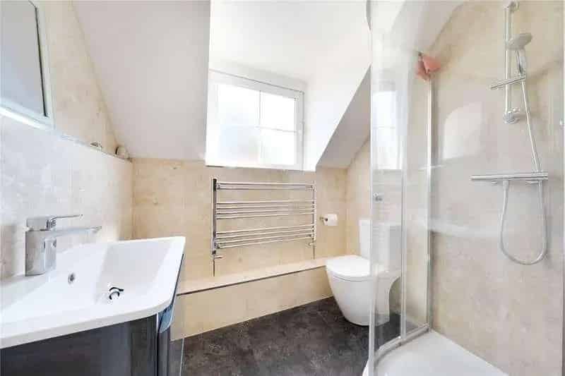 6 bed house for sale