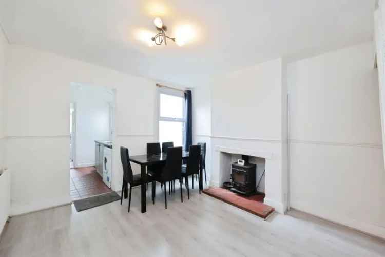 2 Bed Mid-Terraced House Near Watford High Street Station