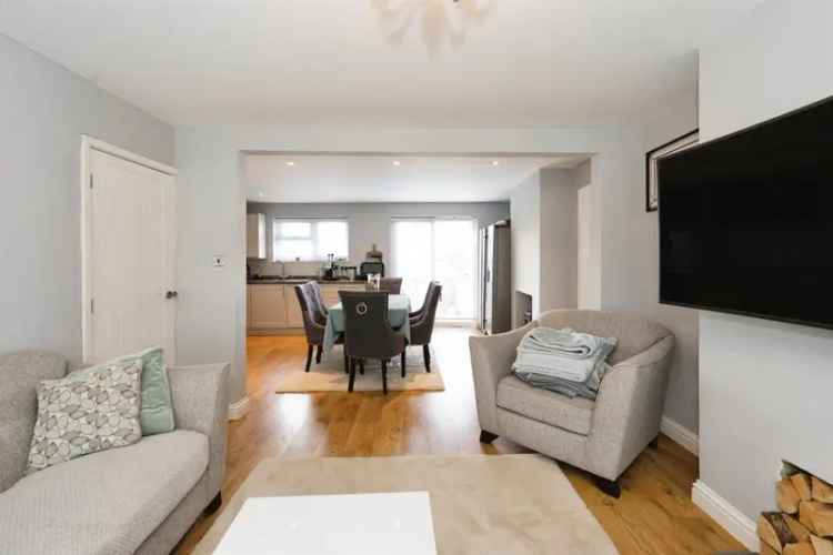 3 Bed Semi-Detached House with Garage and Garden