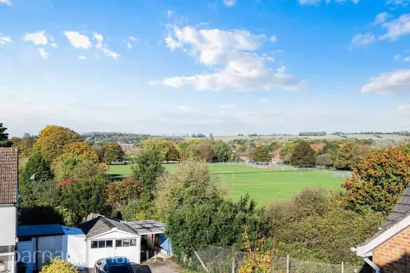 Spacious Townhouse near Merstham Station - Ideal for Commuting Families