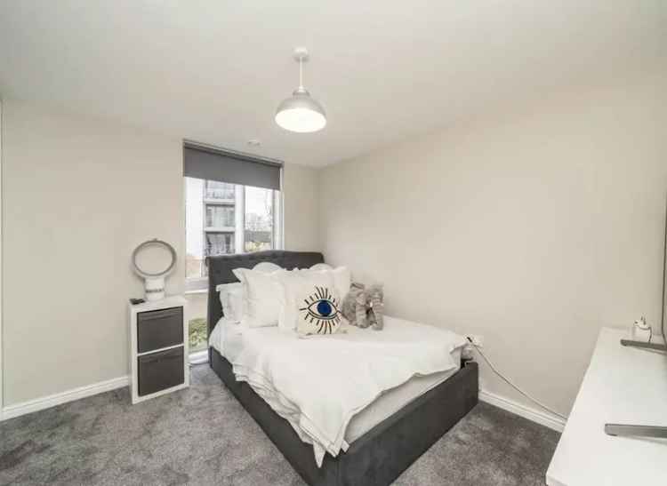 2-Bed Apartment in Brentford GWQ Complex - Gym Parking Balcony