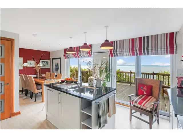 4 Bedroom Detached House with Panoramic Sea Views
