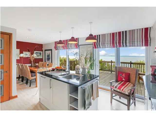 4 Bedroom Detached House with Panoramic Sea Views