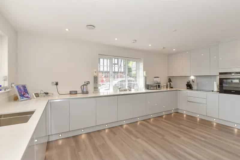 3 Bedroom Flat for Sale Near Station