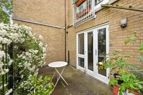 2 Bedroom Flat 68m² London - Private Outside Space