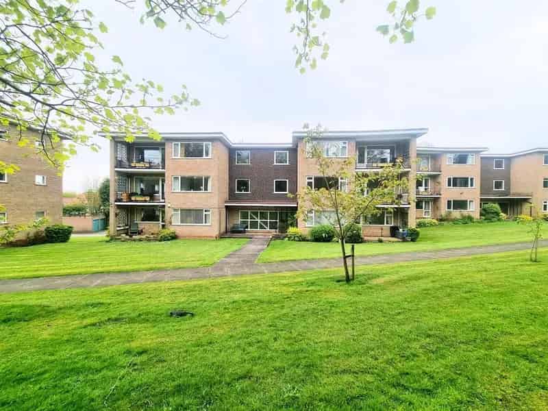 2 Bedroom Ground Floor Flat for Sale Near Mere Green