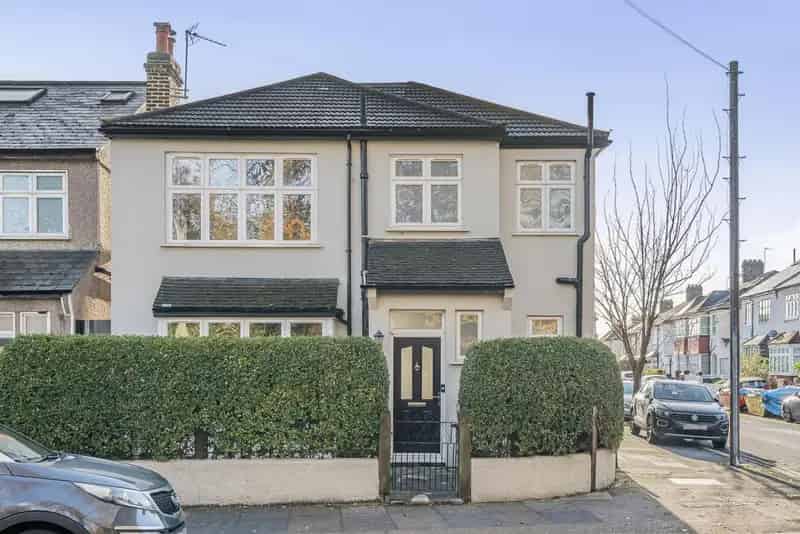 Family Home Large Garage South Facing Garden Loft Extension Potential