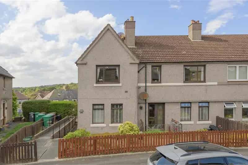 3 Bed Flat - First Floor with 1 Reception Room