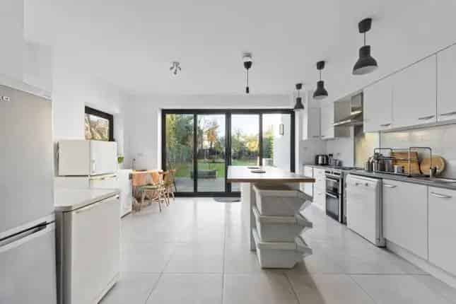 Detached House for Sale in Chiswick W4