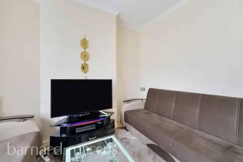 Three Bedroom Maisonette with Private Garden Near Morden Station