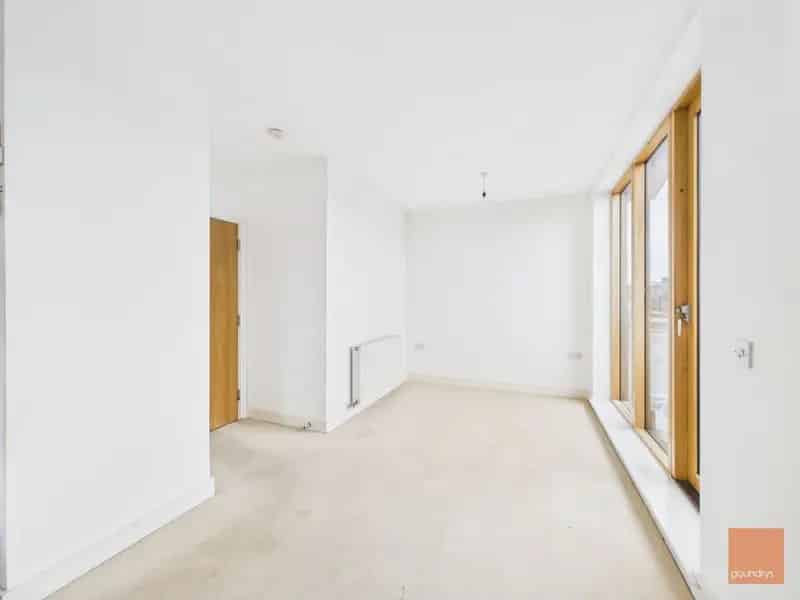 2 Bedroom Apartment Truro City Centre Available August