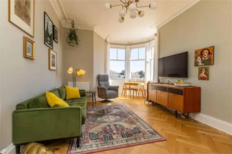 2 Bed Top Floor Flat with Castle and Arthur's Seat Views