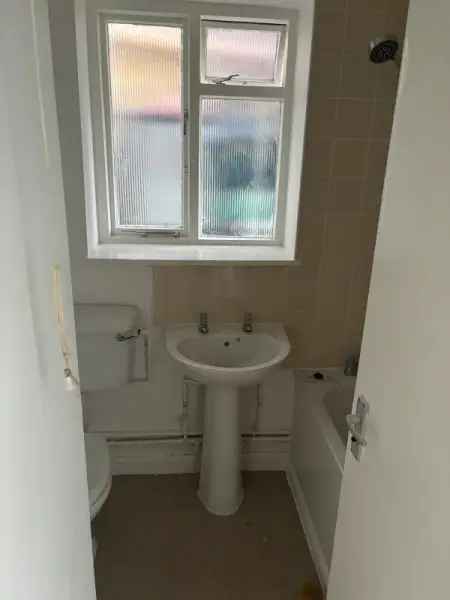 2 Bedroom House with Garden near Hospital Schools Shops RTB