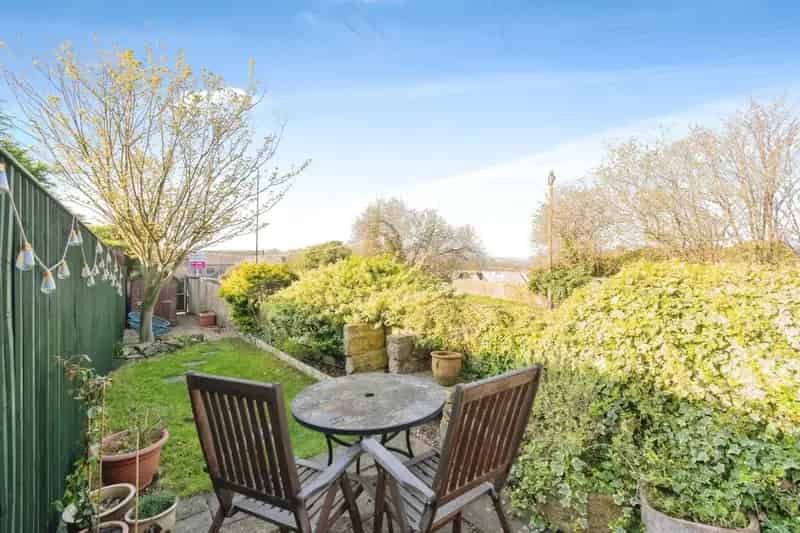 3 Bed End Terrace House Yeadon  South Facing Garden Double Glazing Central Heating