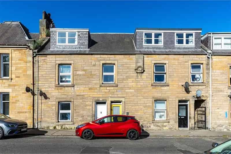 2 Bed Flat - Top Floor with 1 Reception Room