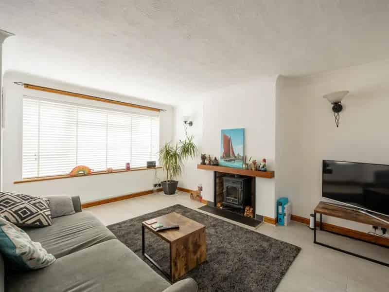 3 Bedroom Semi-Detached House near Stroud Green Ample Parking