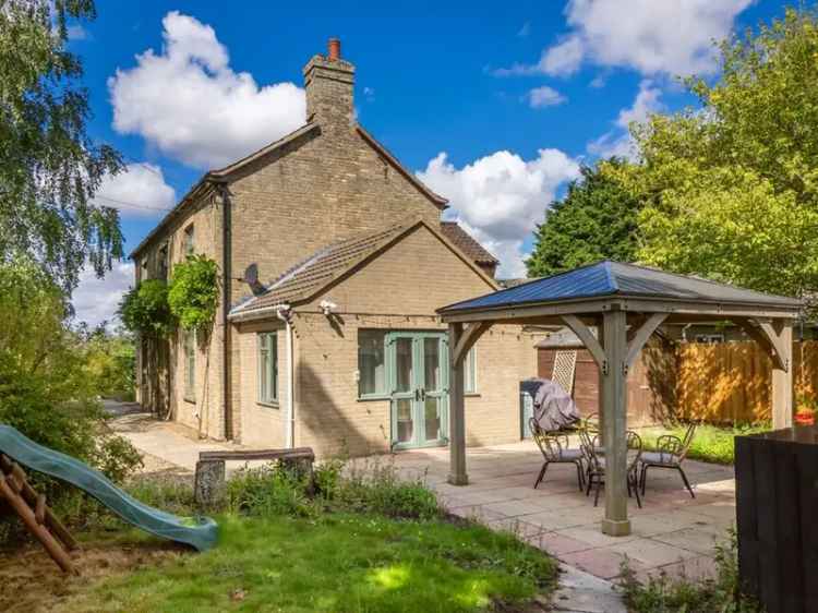 3 Bedroom Semi Detached House Little Plumstead NR13