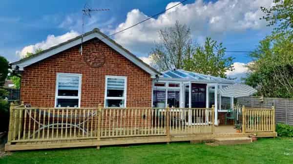 2 Bedroom Detached Bungalow with Garden and Summerhouse