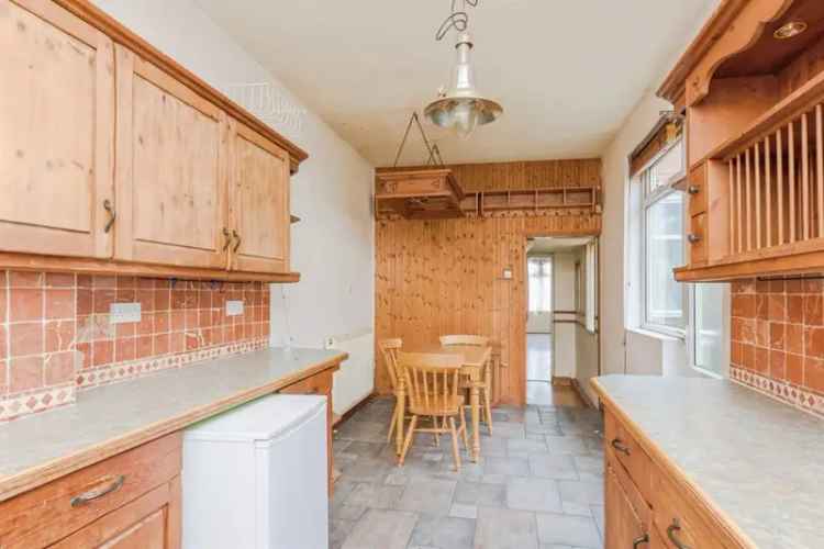 Spacious 3 Bed Mid Terrace House Near Transport Links