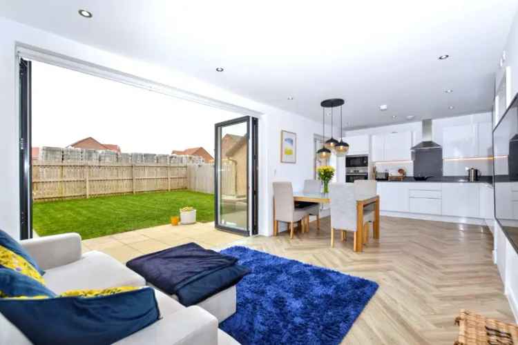 4 Bedroom Detached House with Garden and Garage