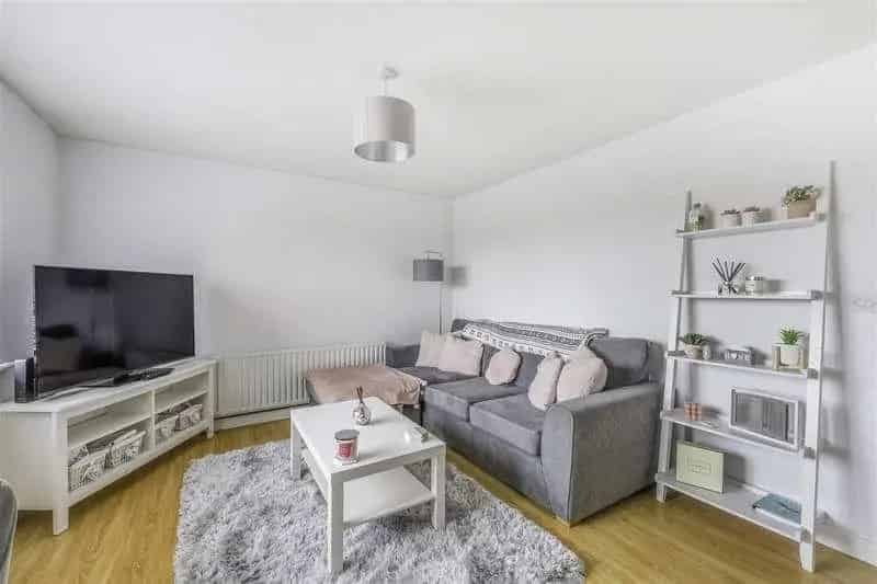 1 Bed Flat for Sale No Onward Chain Merstham Station