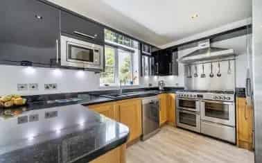 Family Home in Quiet Cul de Sac with Garden and Garage