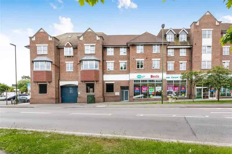 Modern 2-Bed Apartment Near Haywards Heath Station - Zero Deposit Guarantee