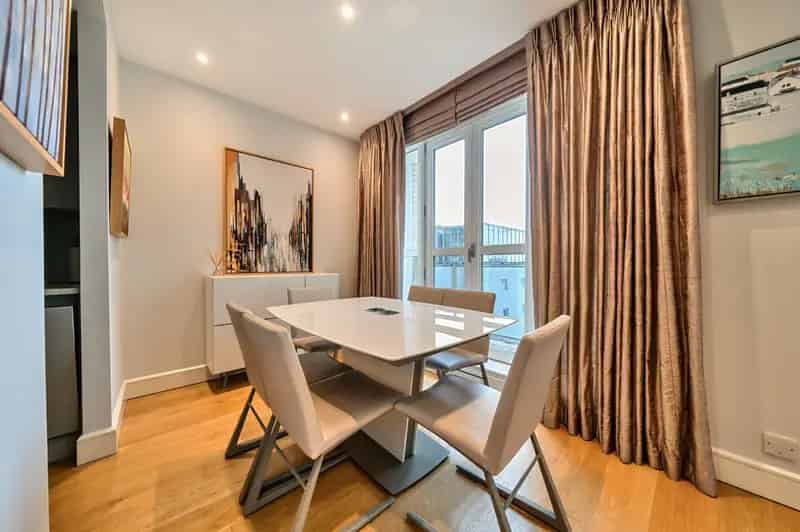 2 Bedroom River View Apartment Canary Wharf
