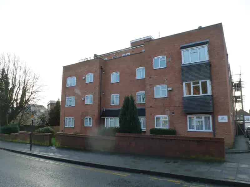 2 Double Bed Harrow Town Centre Apartment with Private Garage