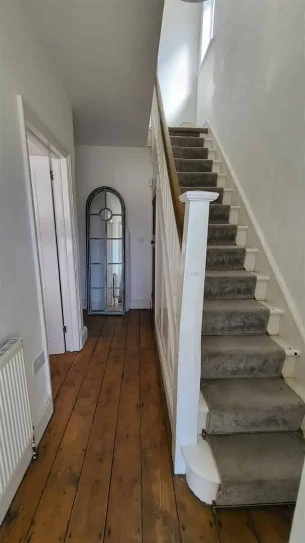 3 Bedroom Semi Detached House to Rent Kingswood