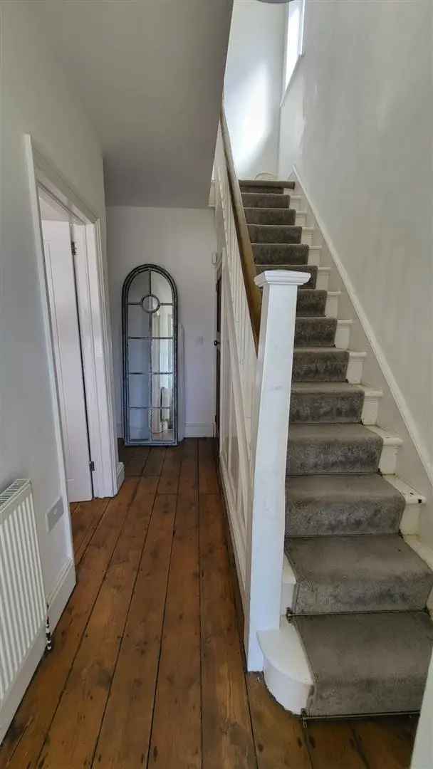 3 Bedroom Semi Detached House to Rent Kingswood