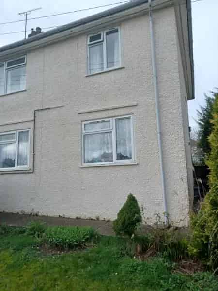 4 Bedroom Semi-Detached House with Large Garden and Parking