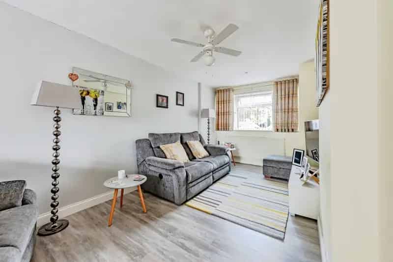 Modern 3-Floor Townhouse with 4 Bedrooms and Enclosed Garden