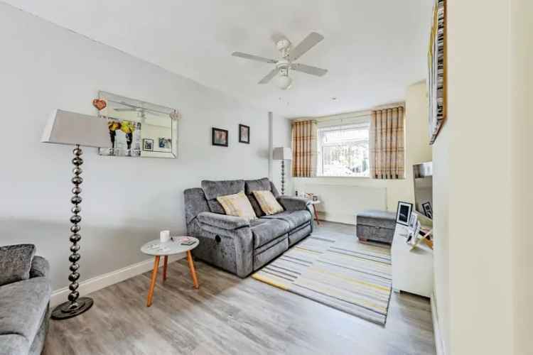 Modern 3-Floor Townhouse with 4 Bedrooms and Enclosed Garden